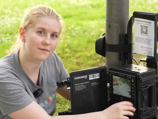 Franca Hollmann, wissenschaftliche Mitarbeiterin im THALESruhr-Transferprojekt „Aktive Mobilität“, sprach in der WDR Lokalzeit über den Verkehrsversuch an der Hattinger Straße.