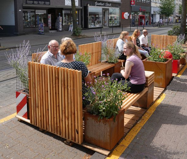 Das temporäre THALESruhr-Parklet an der Hattinger Straße.