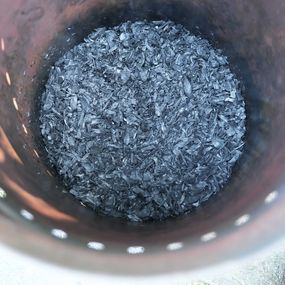 Pflanzenkohle in einem Pyrolyseofen